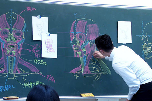  台湾 男 教师板书逆天  人体骨骼图堪称完美- 海网