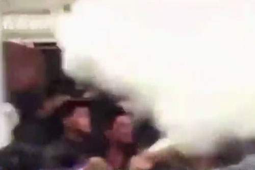 郑州一小区更换物业 老物业拿灭火器喷业主