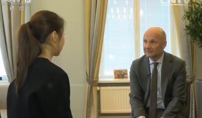 热点1:公园湖边惊现巨型鳄鱼 情侣聊天女子命