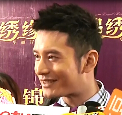 刘诗诗穿抹胸裙惊艳全场 被曝与吴奇隆亲密耳