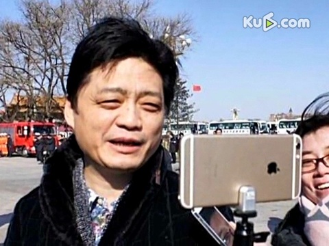 曹格独自现身澳门赌场 托腮<em>玩牌美女</em>在侧 - 海