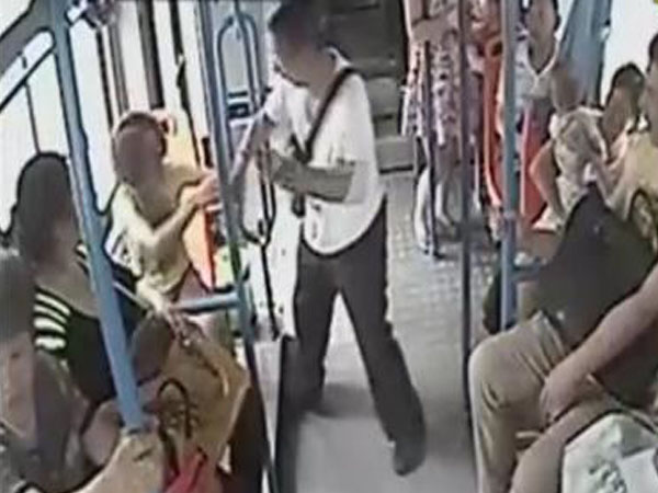 老人为抢座 公交车上拽起女孩