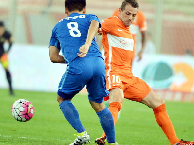 足球宝贝人体彩绘 长腿美女演绎个性美