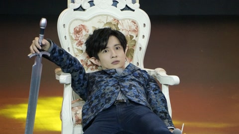 贾乃亮和女儿甜蜜亲吻15秒 画面温馨幸福