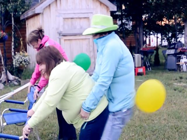 羞耻!妹子屁股挂气球男生顶_囧人囧事