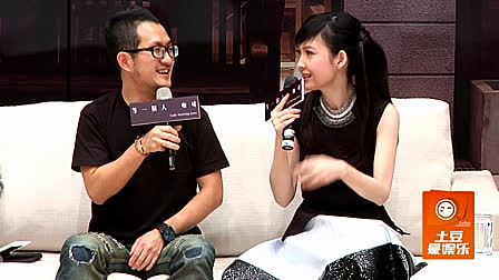 阿朵低胸装秀豪乳样 小柯不敢偷瞄颇尴尬